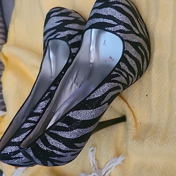 ⭐️ QUPID Zebra Print Platform Pumps Heels - Picture 5 of 5
